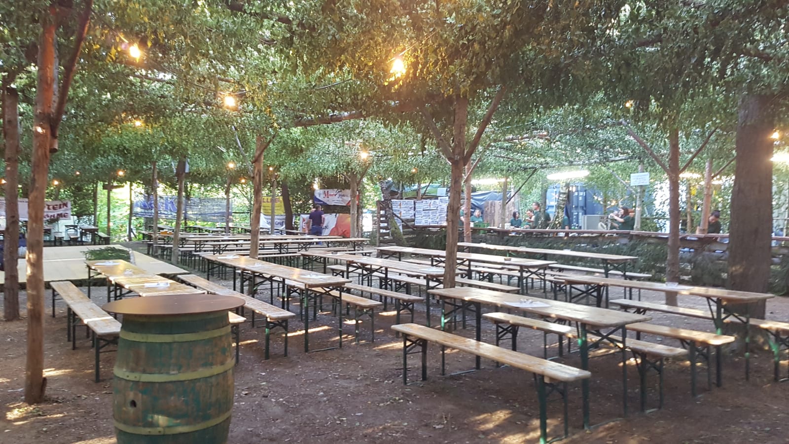 Festplatz mit Sitzbaenken beim Waldfest